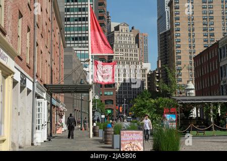 Ein Teil des South Street Seaport Museum befindet sich in der Schermerhorn Row, miteinander verbundenen Backsteingebäuden in der Fulton Street aus den Jahren 1811 bis 1812. Stockfoto