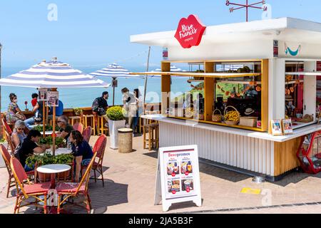 Ein Café mit Blick auf den Pazifik im Miraflores-Viertel von Lima, Lima, Peru. Stockfoto