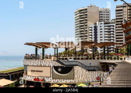 Ein Aussichtspunkt auf den Pazifischen Ozean im Miraflores-Distrikt von Lima, Peru. Stockfoto