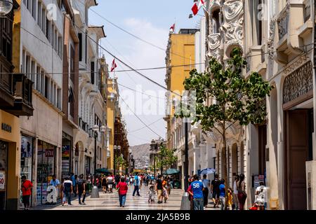 Blick auf die Straße Jiron De La Union im historischen Viertel von Lima, Peru. Stockfoto