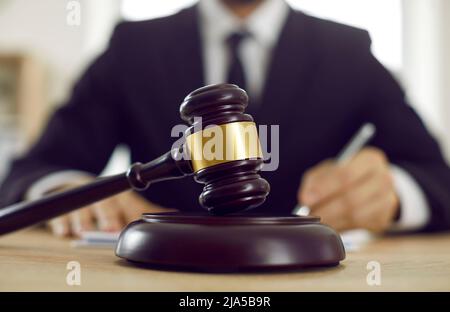 Der Gavel und der Schallblock des Richters werden im Gerichtssaal oder im Anwaltsbüro auf den Tisch gelegt Stockfoto