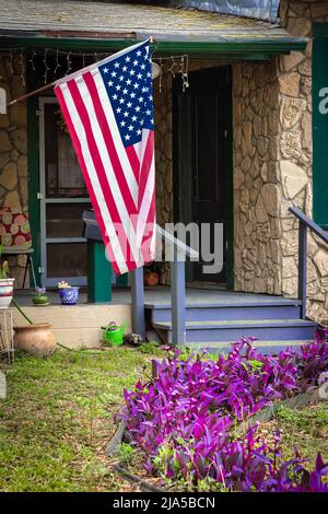 Eine amerikanische Flagge hängt in einem Viertel des King William Historic District in San Antonio, Texas. Stockfoto
