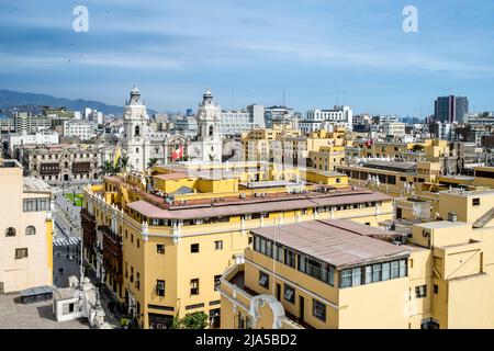 Blick auf die Skyline von Lima in Richtung Plaza De Armas vom Glockenturm des Klosters Santo Domingo, Lima, Peru. Stockfoto