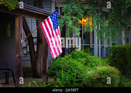 Eine amerikanische Flagge hängt in einem Viertel des King William Historic District in San Antonio, Texas. Stockfoto