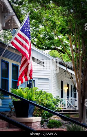 Eine amerikanische Flagge hängt in einem Viertel des King William Historic District in San Antonio, Texas. Stockfoto