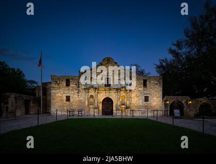 Abend im Alamo, ursprünglich Mission San Antonio de Valero genannt, heute ein nationales historisches Wahrzeichen in der Innenstadt von San Antonio, Texas. Stockfoto