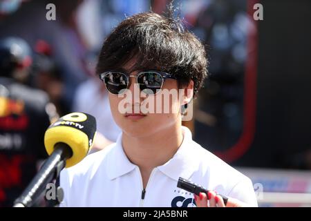 Monaco, Monaco. 27.. Mai 2022. Yuki Tsunoda von AlphaTauri blickt beim Training vor dem Grand Prix von Monaco F1 auf sich. Quelle: Marco Canoniero/Alamy Live News Stockfoto