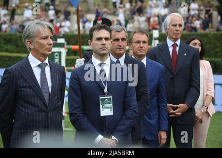 Rom, Italien. 27.. Mai 2022. ROM, Italien - 27.05.2022: Preisverleihung für das französische Team von Henk Nooren während der Piazza di Siena - 89 CSIO ROMA 2022, Nations Cup Intesa San Paolo, zwei Runden Wettbewerb. Kredit: Unabhängige Fotoagentur/Alamy Live Nachrichten Stockfoto