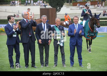 Rom, Italien. 27.. Mai 2022. ROM, Italien - 27.05.2022: Preisverleihung für das französische Team von Henk Nooren während der Piazza di Siena - 89 CSIO ROMA 2022, Nations Cup Intesa San Paolo, zwei Runden Wettbewerb. Kredit: Unabhängige Fotoagentur/Alamy Live Nachrichten Stockfoto