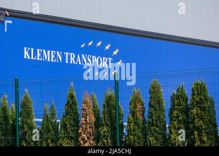 Slowenien, Menges - Mai 13 2022: Klemen Transport geparkter LKWs Stockfoto