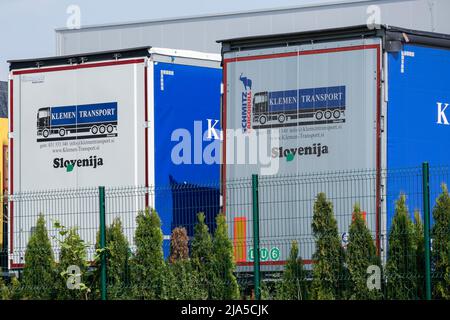 Slowenien, Menges - Mai 13 2022: Klemen Transport geparkter LKWs Stockfoto