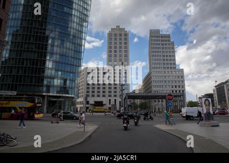 Berlin, Deutschland. 27.. Mai 2022. Potsdamer Platz, öffentlicher Platz und Verkehrsknotenzpunkt im Zentrum Berlins, am 27. Mai 2022. (Foto: Michael Kuenne/PRESSCOV/Sipa USA) Quelle: SIPA USA/Alamy Live News Stockfoto