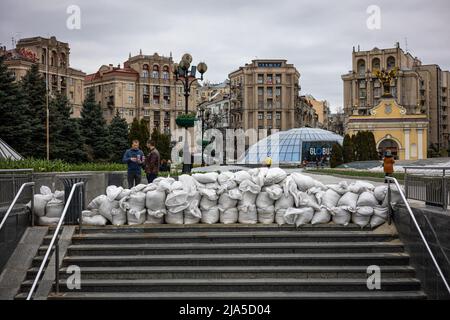 KIEW, UKRAINE - APR 20, 2022: Barrikaden von Sandsäcken blockieren die Unterführungen des Unabhängigkeitsplatzes im Falle eines Angriffs feindlicher russischer Truppen. Stockfoto