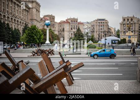 KIEW, UKRAINE - 20. MAI 2022: Panzerabwehrigel oder tschechische Igel am Straßenrand sind bereit, den Unabhängigkeitsplatz im Falle eines Igels zu blockieren Stockfoto