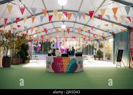 Hay-on-Wye, Wales, Großbritannien. 27.. Mai 2022. Allgemeine Atmosphäre des Hay Festival 2022 in Wales. Quelle: Sam Hardwick/Alamy. Stockfoto