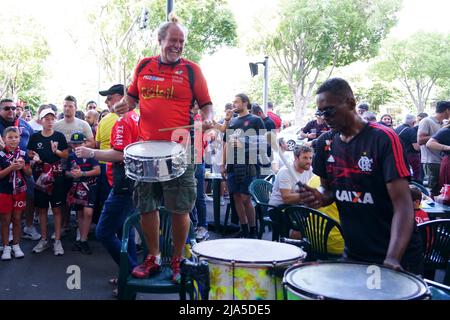 Marseille, Frankreich. 27.. Mai 2022; Stade Velodrome, Marseille, Frankreich: Finale des European Rugby Challenge Cup, Lyon gegen Toulon: Fans vor dem Stadion Credit: Action Plus Sports Images/Alamy Live News Stockfoto