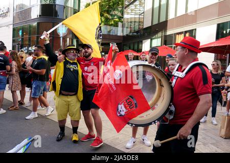 Marseille, Frankreich. 27.. Mai 2022; Stade Velodrome, Marseille, Frankreich: Finale des European Rugby Challenge Cup, Lyon gegen Toulon: Unterstützung außerhalb des Stadions Credit: Action Plus Sports Images/Alamy Live News Stockfoto