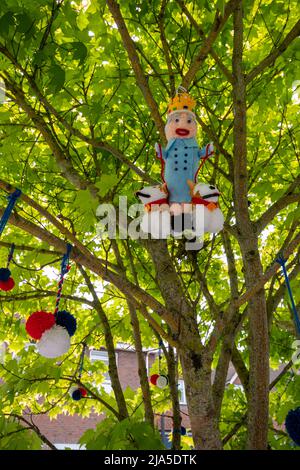 Königin Elizabeth II. Platinum Jubilee schrullige Kunsthandwerkskunst in einem Baum in Surrey, England, Großbritannien, 2022 Stockfoto