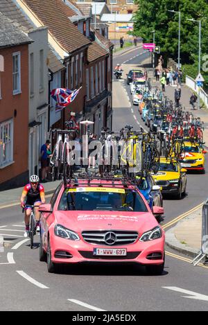 Maldon, Essex, Großbritannien. 27.. Mai 2022. Die erste Etappe des Radrennens der Union Cycliste Internationale für Frauen startete und endete in Maldon, wobei die Fahrer auf einer 136,5 km langen Strecke durch die Landschaft von Essex rasten und in der Stadt in Richtung Ziel fuhren. Das UCI-Rennen hat internationale Spitzenfahrer angezogen, die an der dreistufigen Veranstaltung teilnehmen, die am Sonntag in London ihren Höhepunkt findet. Das Rennen wurde von Lorena Wiebes vom Team DSM gewonnen. Unterstützung Autos nähern Maldon Stadtzentrum, mit einem Fahrer fallen gelassen Stockfoto