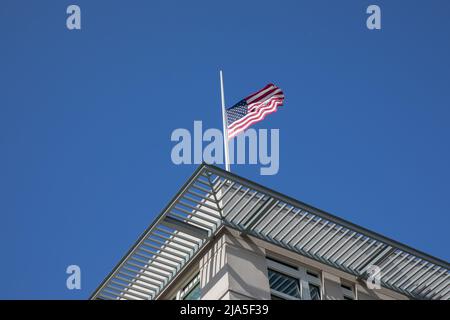 Berlin, Deutschland. 27.. Mai 2022. Die amerikanische Flagge fliegt auf die Hälfte der Mitarbeiter der US-Botschaft in Berlin wegen der Massenschießerei an der Robb Elementary School in Uvalde, Texas. (Bild: © Michael Kuenne/PRESSCOV über ZUMA Press Wire) Stockfoto