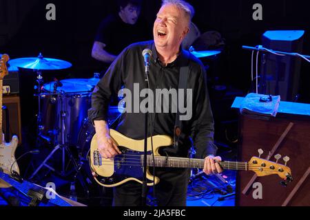 The Tom Robinson Band tritt im Mai 2022 in der Acapela in Pentyrch, Südwales, auf Stockfoto