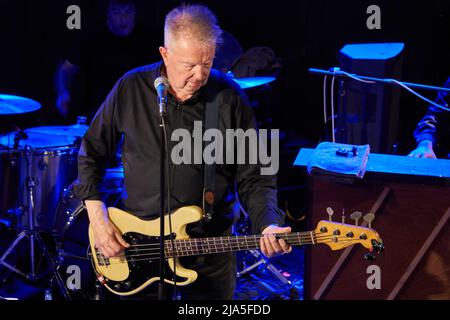 The Tom Robinson Band tritt im Mai 2022 in der Acapela in Pentyrch, Südwales, auf Stockfoto