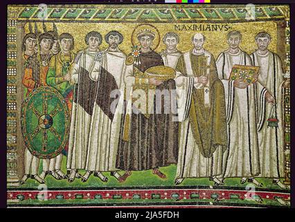 Justinian I (483-565) ist dargestellt, der möglicherweise das Brot der Eucharistie oder eine Patene oder einen symbolischen Korb für die Würdigung trägt; rechts von ihm möglicherweise Belisarius und links möglicherweise der Bankier Julianus Argentarius, der für den Bau der Kirche bezahlt hat; ebenfalls zu sehen ist Maximian, Erzbischof von Ravenna von 545-553; Die Gruppe der Soldaten trägt einen Schild mit dem Chi-Rho-Emblem, der auf den Sieg Konstantins bei der Schlacht an der Milvianischen Brücke im Jahr 312 n. Chr. anspielt; Archibishop Maximian; Stockfoto