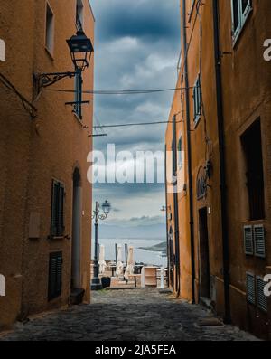 Straße von Castelsardo, kleine Küstenstadt auf Sardinien, Italien Stockfoto