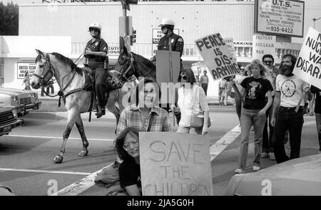 Anti-Nuclear-protestmarsch auf dem Wilshire Boulevard in Los Angeles, CA, 1982 Stockfoto