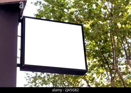 Quadratisches Mockup-Schild im Freien an der Wand an einem sonnigen Tag für Café, Geschäft, Business-Logo angebracht Stockfoto