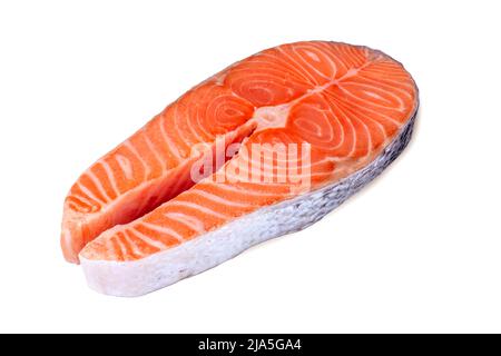Rohes Lachssteak isoliert auf weißem Hintergrund. Frisches Fischstück Stockfoto