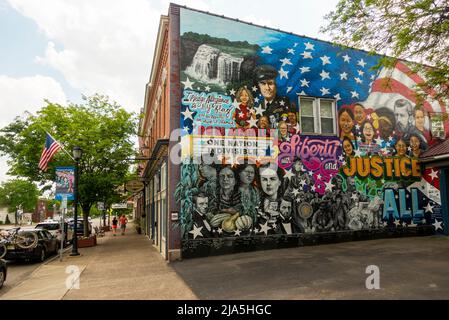 Öffentliches Wandgemälde an der Seite des Gebäudes in Mount Morris New York Stockfoto