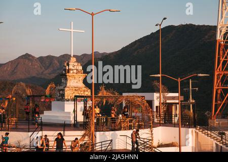 Touristen versammeln sich auf dem Aussichtspunkt Mirador el Cerro de la Cruz in Puerto Vallarta, Mexiko Stockfoto