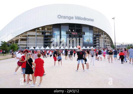 Marseille, Frankreich. 27.. Mai 2022; Stade Velodrome, Marseille, Frankreich: Finale des European Rugby Challenge Cup, Lyon gegen Toulon: Unterstützer außerhalb des Stadions Credit: Action Plus Sports Images/Alamy Live News Stockfoto