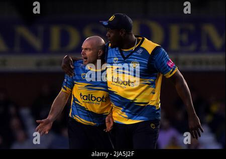 Die Bären von Birmingham, Jake Lintott (links), feiern das Wicket von Derbyshire Falcons Leus du Plooy mit Teamkollege Carlos Brathwaite beim Nordgruppenspiel von Vitality Blast T20 auf dem Incora County Ground, Derby. Bilddatum: Freitag, 27. Mai 2022. Stockfoto