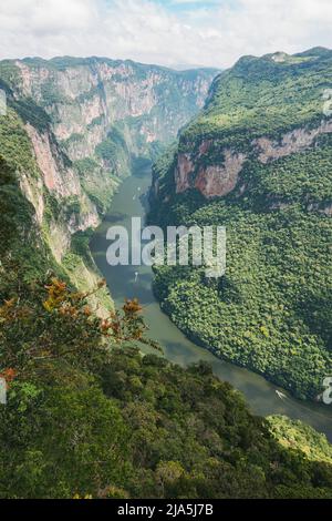 Boote transportieren Touristen auf und ab des Grijalva Flusses durch den Sumidero Canyon, einem tiefen natürlichen Canyon im Bundesstaat Chiapas, Mexiko Stockfoto