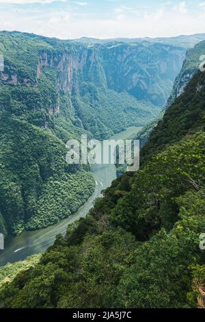 Boote transportieren Touristen auf und ab des Grijalva Flusses durch den Sumidero Canyon, einem tiefen natürlichen Canyon im Bundesstaat Chiapas, Mexiko Stockfoto