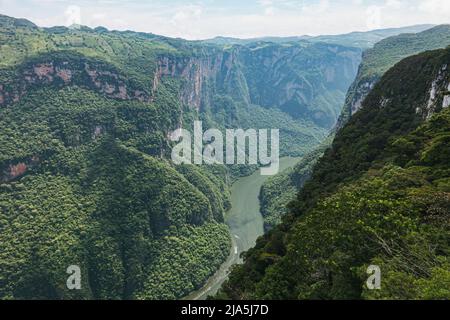 Boote transportieren Touristen auf und ab des Grijalva Flusses durch den Sumidero Canyon, einem tiefen natürlichen Canyon im Bundesstaat Chiapas, Mexiko Stockfoto