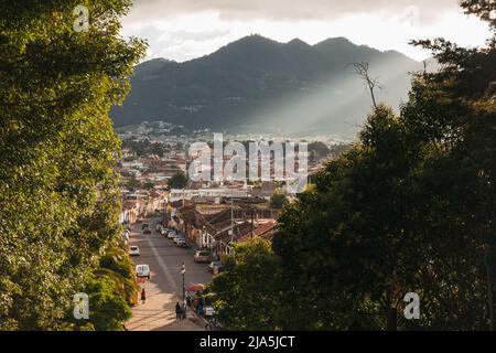 Ein wunderschöner goldener Sonnenuntergang über der malerischen Stadt San Cristobal de las Casas, eingebettet in die Berge von Chiapas, Mexiko Stockfoto
