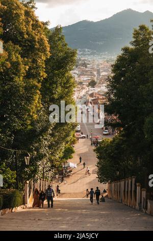 Ein wunderschöner goldener Sonnenuntergang über der malerischen Stadt San Cristobal de las Casas, eingebettet in die Berge von Chiapas, Mexiko Stockfoto