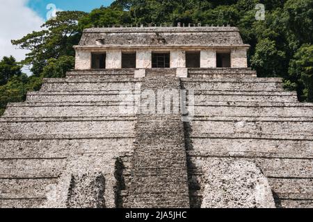 Der Tempel der Inschriften, die größte gestufte Pyramidenstruktur an der archäologischen Stätte der Maya in Palenque im Bundesstaat Chiapas, Mexiko Stockfoto