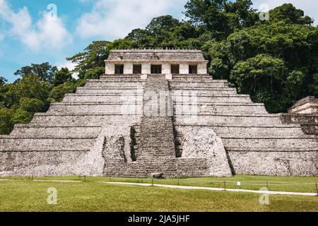 Der Tempel der Inschriften, die größte gestufte Pyramidenstruktur an der archäologischen Stätte der Maya in Palenque im Bundesstaat Chiapas, Mexiko