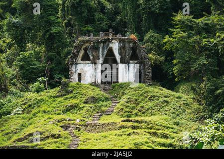 Der Tempel des Foliated Cross in Palenque, eine archäologische Stätte der Maya. Es enthält Inschriften, die die Geschichte der alten Führer darstellen. Stockfoto
