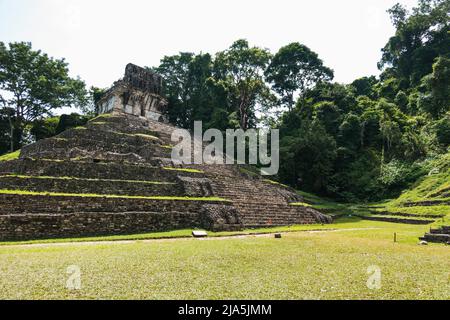 Stufen führen die Seite des Maya-Tempels der Kreuzpyramide in der Archäologischen Zone Palenque, Bundesstaat Chiapas, Mexiko hinauf Stockfoto