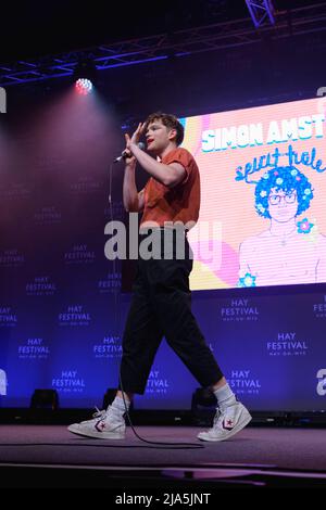 Hay-on-Wye, Wales, Großbritannien. 27.. Mai 2022. Simon Amstell spielt sein Stand-Up Spirit Hole mit Unterstützung von Leo Reich beim Hay Festival 2022, Wales. Quelle: Sam Hardwick/Alamy. Stockfoto