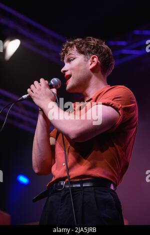 Hay-on-Wye, Wales, Großbritannien. 27.. Mai 2022. Simon Amstell spielt sein Stand-Up Spirit Hole mit Unterstützung von Leo Reich beim Hay Festival 2022, Wales. Quelle: Sam Hardwick/Alamy. Stockfoto