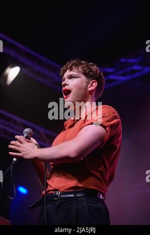 Hay-on-Wye, Wales, Großbritannien. 27.. Mai 2022. Simon Amstell spielt sein Stand-Up Spirit Hole mit Unterstützung von Leo Reich beim Hay Festival 2022, Wales. Quelle: Sam Hardwick/Alamy. Stockfoto