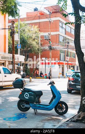 Ein eConduce-Elektromoped, das auf einer Straße in Mexiko-Stadt, Mexiko, geparkt ist. Der Roller wird per Handy-App freigeschaltet und kann überall wieder geparkt werden Stockfoto