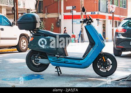 Ein eConduce-Elektromoped, das auf einer Straße in Mexiko-Stadt, Mexiko, geparkt ist. Der Roller wird per Handy-App freigeschaltet und kann überall wieder geparkt werden Stockfoto