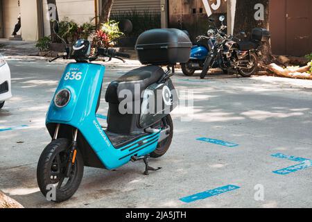 Ein eConduce-Elektromoped, das auf einer Straße in Mexiko-Stadt, Mexiko, geparkt ist. Der Roller wird per Handy-App freigeschaltet und kann überall wieder geparkt werden Stockfoto